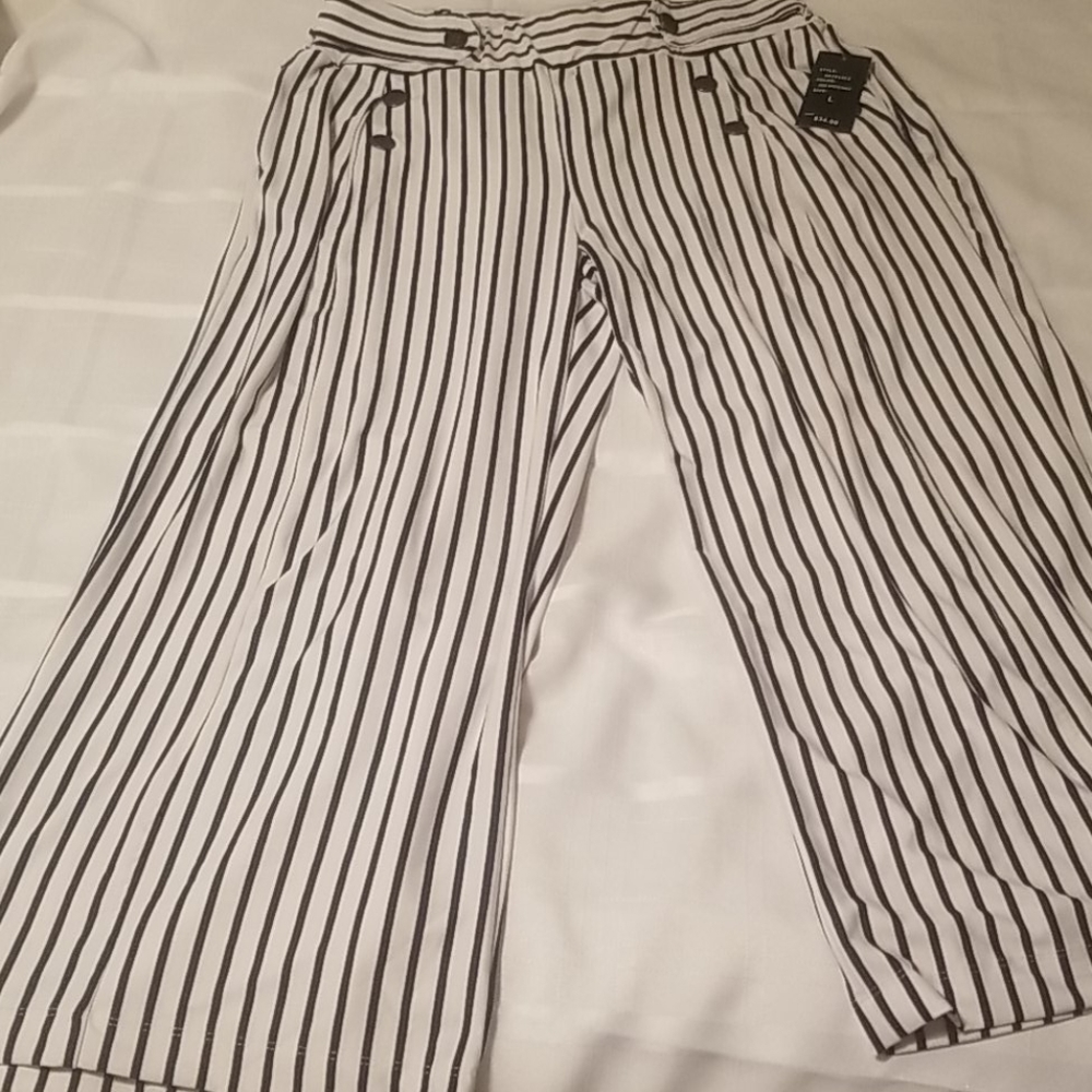 White and Navy crop Pants